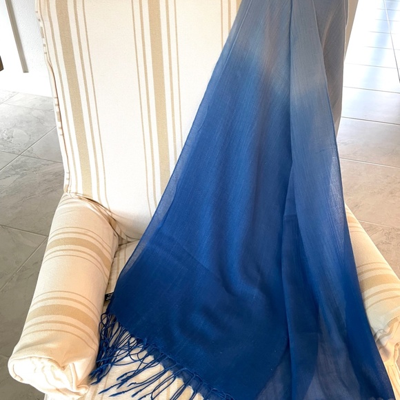 JONES NEW YORK Blue Scarf Shawl Wrap Blue Dip-Dye Ombré with Fringe - EUC - Picture 8 of 9